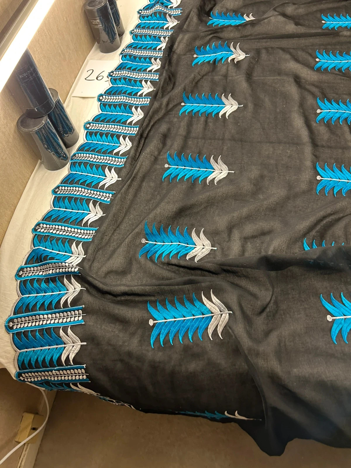 Vintage zwarte tafelkleed met geborduurd blauw motief – photo 3